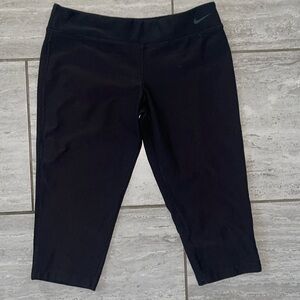 Nike Capri Leggings Legend Dri-fit Tight Fit Cropped Pants